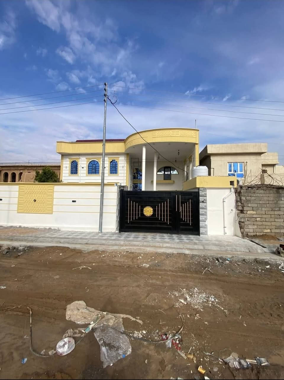 دار للبيع موقع مميز خلف العيادات
للبيع بيجي حي العصري موقع مميز خلف العيادات مباشرةً خلف مجمع الطواف مقابل حديقة قرب المستشفى وشارع روتانا
طابو ملك 
مساحة البيت 300م   
طابقين الطابق الاول بلوك والطابق الثاني طابوگ
الدار متكون من كراج وحديقة و 5 غرف نوم كبار
واستقبال ومطبخ 
 سحب مغربي البيت بالكامل 

#للأستفسار

***********

#السعر
155 وبي مجال
