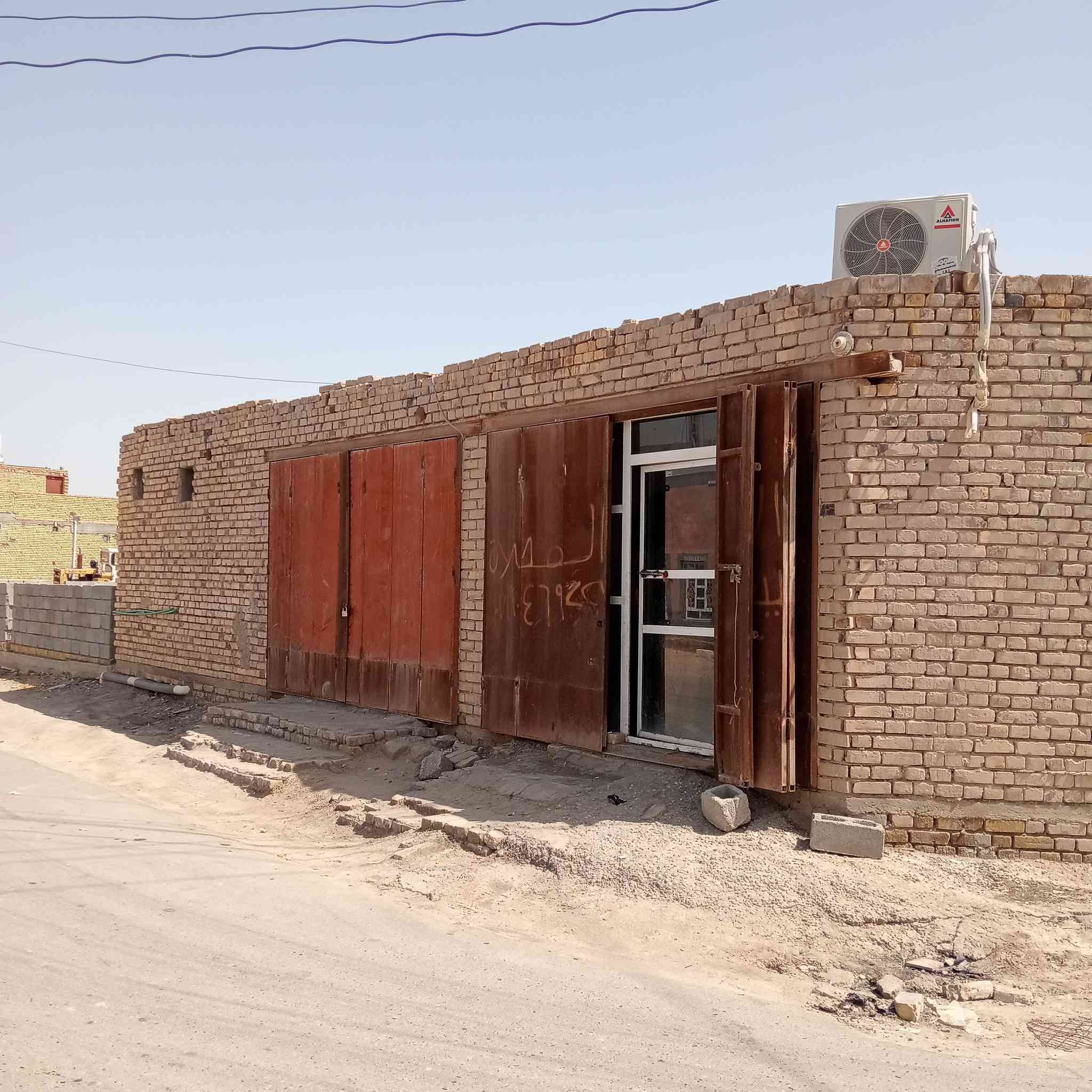 السلام عليكم اخوان قطعةللبيع ركن 400متر زراعي بيهه محلات 3 من ضمن القطعه خدمات كامله منطقة ال بوعظم صوب الشاميه بين الجسرين قرب مدرست الحكمة الاستفسار على الرقم *********** او واتساب
