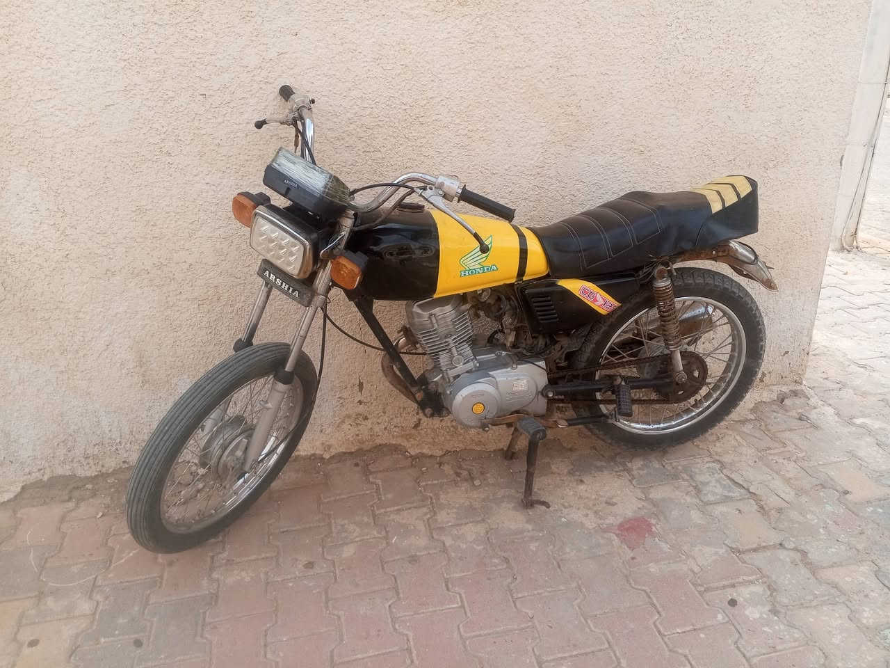 دراجه اربعة كير موديل 20 اوراق اصولي وجدد ومكينه ناعمه كلش بيه سبرنك خارجي بل هندر وعوزها ترتيب مثل ماموجوده بل صوره سعر 400وبيه مجال حك جيه مكان كوت العزه شراي يتصل على رقم ***********
