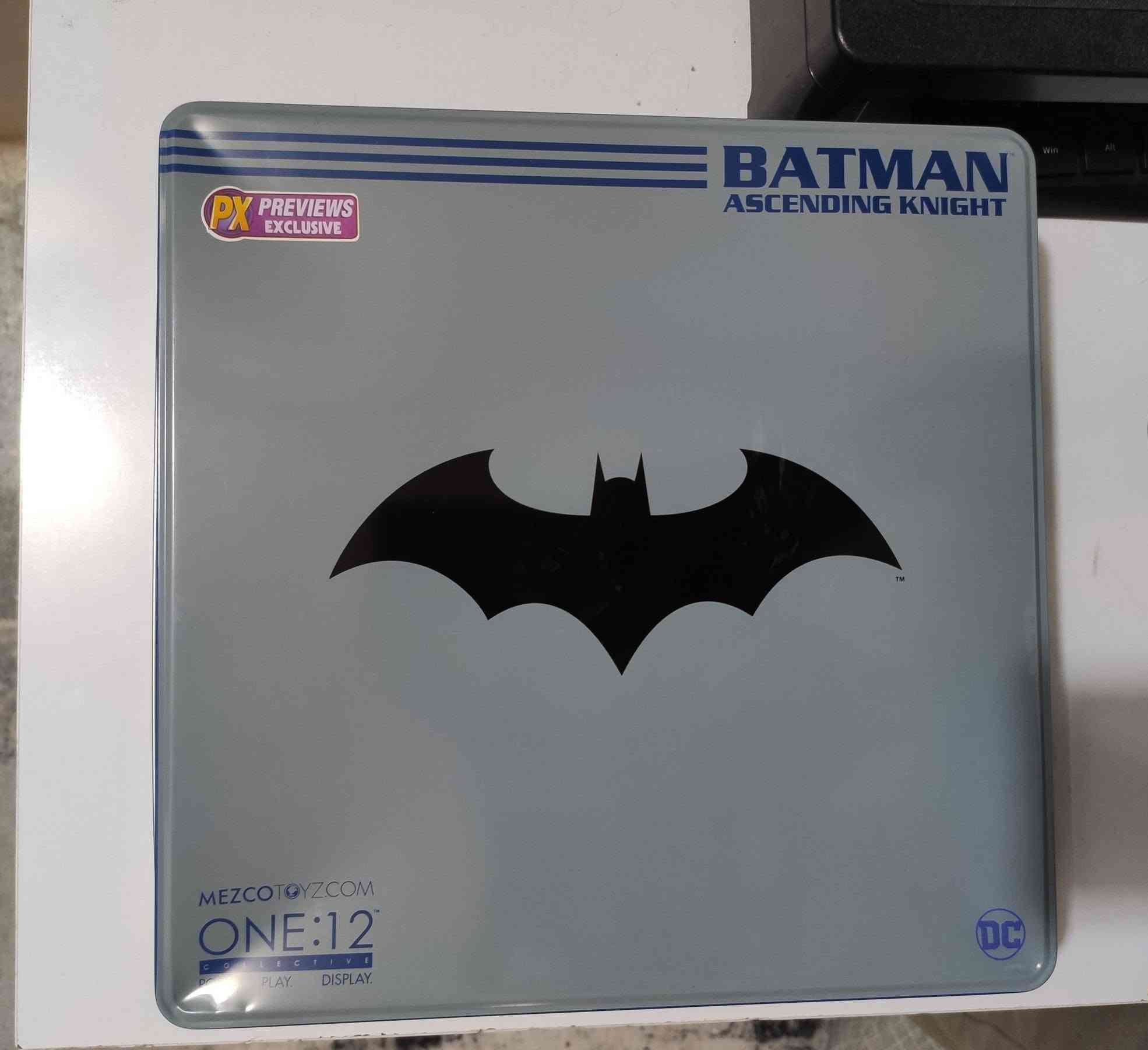 متوفر مجسم شخصية باتمان ("Batman Ascending Knight") من شركة Mezco Toyz ضمن سلسلة One:12 Collective،
ويأتي في علبة معدنية.المجسم يتميز بتفاصيل عالية الجودة ويشمل إكسسوارات متعددة مثل رؤوس وأيدي إضافية، وهو مستوحى من تصاميم القصص المصورة الكلاسيكية.
يبلغ طول المجسم حوالي 20 سم تقريبًا، ويتم تقديمه كقطعة قابلة للجمع لعشاق الشخصية


**إذا كنت صاحب هذا الإعلان وتريد حذفه لأي سبب، رجاءا أرسل رسالة إلى الدعم الفني**