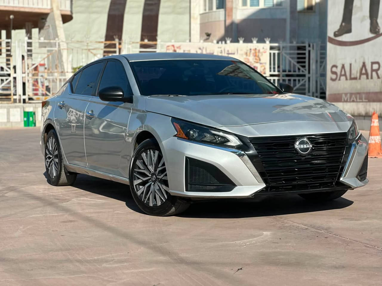 🚗 للبيع | نيسان التيما SV موديل 2024
الضرر فقط جملغ خلفي بدون واخل بدون ارباك گير محرك كهربايات حجر لغد كلها شرط  و شرط ترقيم
جاهز بدون مصرف  
ماشية 52 الف ميل 
المواصفات:
✅ محرك 2.5 لتر، 4 سلندر (188 حصان)
✅ ناقل حركة أوتوماتيك CVT
✅ شاشة 8 إنش مع Apple CarPlay وAndroid Auto
✅ تشغيل بالبصمة ودخول ذكي
✅ كاميرا خلفية
✅ مقعد السائق كهربائي
✅ مثبت سرعة
✅ نظام الفرملة الطارئة
✅ نظام التحذير من مغادرة المسار
✅ نظام مراقبة ا

 السعر المطلوب: 153 ورقة و بيها مجال

للمهتمين يرجى التواصل على الخاص.
***********
