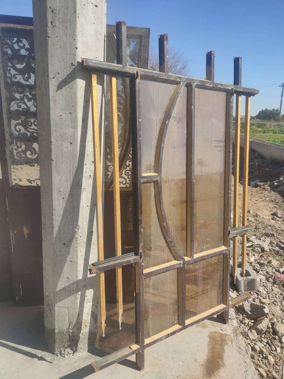 السلام  عليكم بيبان العدد 4 وشباك بدون جراجيب مثل ما واضح  بصوره حديد ثقيل  علئ 75 الواحد وبيه مجال      ***********  اثير بيه وتساب ***********
