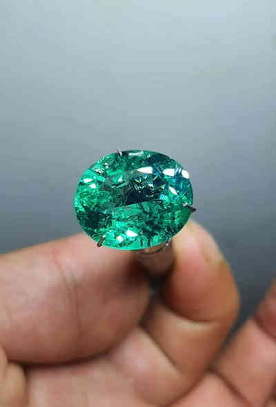 ماشاءالله…جوهرة حقيقة أصلية من الزمرد الزامبي باللون الريحاني الرائع بوزن 11 قيراط حجم 15 ملم للبيع بسعر 300 دولار نهائي***********
