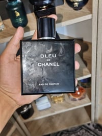 العطر: بلو دي شانيل أو دو بارفيوم (Bleu de Chanel Eau de Parfum).المكو...