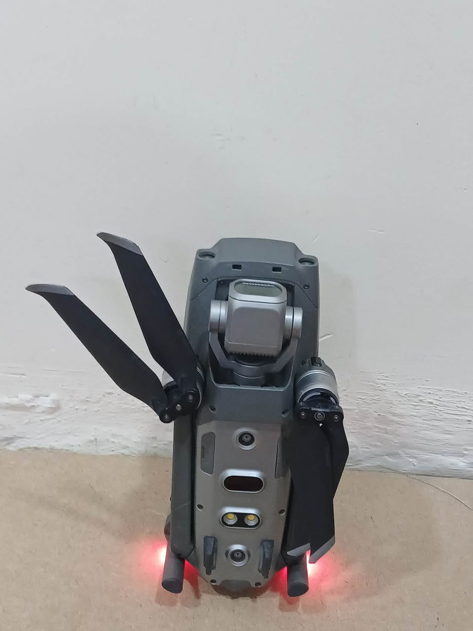 Dji Mavic 2 pro 
—————————
الملحقات  :
1- يجي وياها 6 بطاريات اصلية 🔋
2-يجي وياها 3 وصلات ايفون + تايب سي 🪢
3- توصلاه تحول البطاريه الى بور بانك تشحن بيها تليفونك 
4-جوستكات اضافيه احتياط 
5- قبق حمايه كمبل 
6-شاحنه رباعيه + شاحنه عاديه عدد 2 + شاحنه مال سياره 
7- يجي وياها جنطه اصليه + الكارتونه …
…………..
⚠️
الدرون نضيفه جداً  نضافتها 99% 
اخت الجديده تفيد المصورين وجماعت المسح الجوي ……توصيل ما عندي تجي تفحص بيدك وتاخذها 

…………
العنوان : بغداد 
الرقم : ***********
