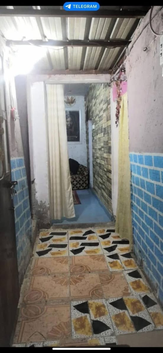 دار للبيع او الايجار
العنوان مجمع حطين بدايه شارع المجمع الجديد مقابل محطه صقور العراق 
الدار تابع للشقق قرب بيوت الشركه 
المساحة 150 متر 
يتكون من :
صاله واستقبال وغرفه نوم وصحيات وطرمه 
للبيع 15 وبي مجال 
ايجار 150 الف 
 *********** 📞 مامتواجده ع نت
