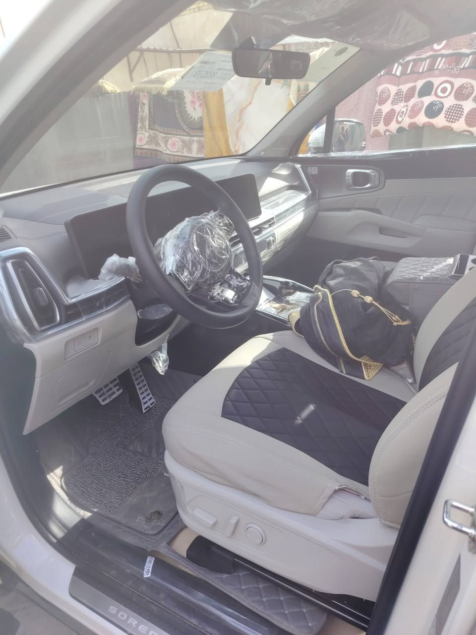 كيا سورنتو2025خليجي وكالة الدولية V6 ماشية 40 الف كيلو حقيقي و رقم بغداد
الجديد تحويل مباشر و السيارة فول 1/1 
عدا البنوراما و السيارة مكفولة من الصبغ
والتبديل و المحرك والكير كفالة  شرط السونار 
السيارة بصمة وتشغيل عن بعد و صندوق 
كهرباء و لايت زنون 4 عدسات و لد وبلوجكتر 
زنون و حساسات امامية وخلفية وكامرة  وكراسي كهرباء عدد 2 و
شاشة كبيرة وبردات أبواب
التواصل خاص او للاتصال على رقم ***********
