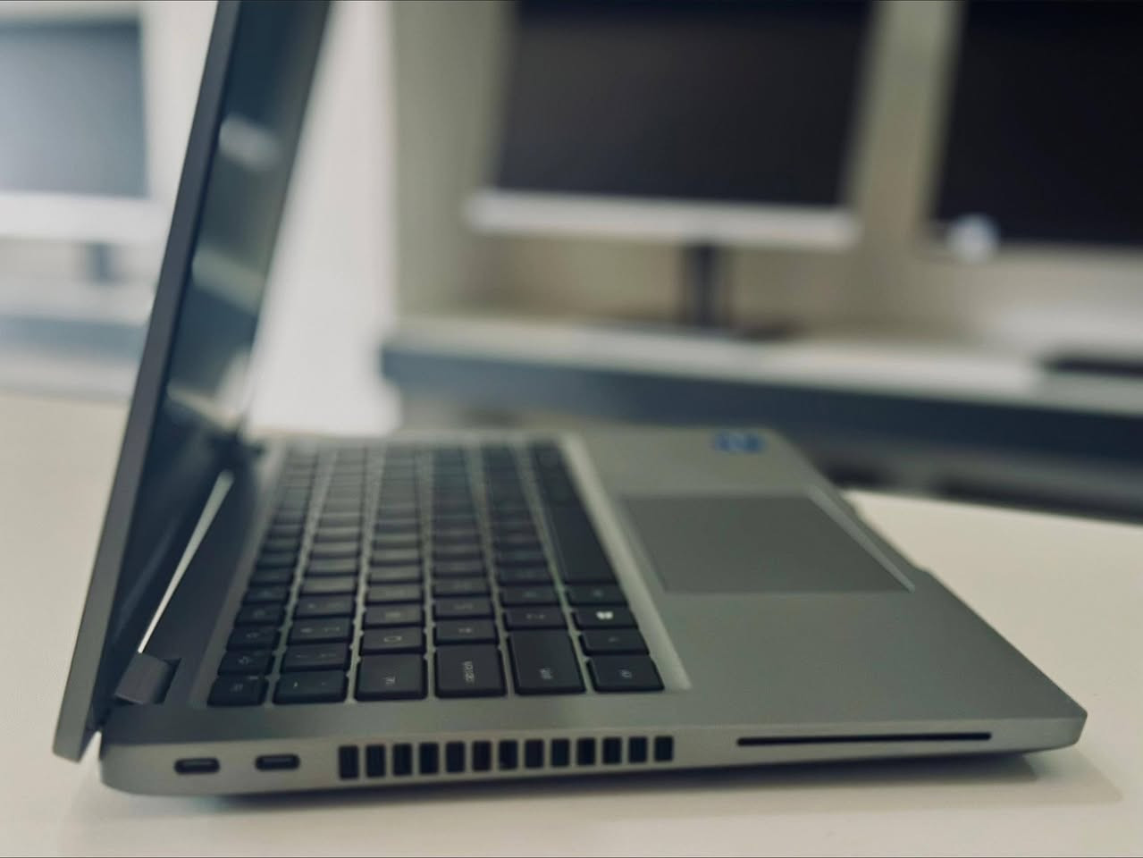 💻 لابتوب Dell Latitude 5420
أداء سريع وشكل عملي مناسب للدراسة والشغل اليومي ✨

((الجهاز بنظافة عالية مكفول من اي عطل مصنعي شرط الفحص الكامل قبل الاستلام)) 

جهاز ممتاز للطلاب والموظفين وبرامج الأوفيس والتصفح والاجتماعات أونلاين 🔥

🔹 المعالج : كوراي 5 الجيل الحادي عشر G7
🔹 الرام : 8GB DDR4 قابل للزيادة
🔹 الهارد : 256GB SSD M.2 قابل للزيادة
🔹 كرت الشاشة الداخلي : 4GB
🔹 الشاشة : 14 إنش FHD

✅ مناسب للدراسة والعمل المكتبي والتصفح وبرامج الأوفيس والاجتماعات وبرامج التصميم 
✅ سرعة ممتازة بالإقلاع وفتح البرامج بفضل SSD

🎁 الهدايا المجانية: 🎒 حقيبة
🖱️ ماوس
🖱️ ماوس باد
🔌 شاحن أصلي

🛡️ فحص كامل قبل الإرسال
🛡️ فحص كامل قبل الدفع والاستلام
🛡️ ضمان 7 أيام استبدال عند وجود خلل مصنعي

🛡️ جاهز للاستخدام المباشر
📍 الموقع : بغداد الأمين الثانية
🚚 التوصيل متوفر لجميع المحافظات
📞 للتواصل واتساب ***********
💰 السعر : 385 ألف دينار فقط

