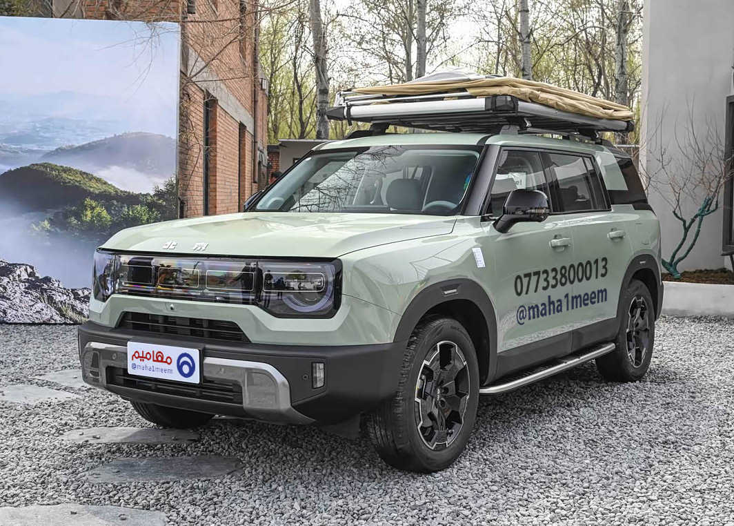 مختصر مفيد عن سيارة بايك - BJ30
موديل 2024 يجي فئتين هجين و3 فئات بنزين
موديل 2025 غير موجود
موديل 2026 تجي 4 فئات هجين و 3 فئات بنزين
____
راح نسولف بس على الهجين موديل 2026
السيارة هايبرد وليست بلكن هايبرد وانما هجين فقط
مناسبة للمدن اكثر من الطرق الخارجية

محرك البنزين 1.5 لتر تيربو قدرة 158 حصان

محرك الكهرباء للاقل فئة 177 حصان والبقية يكون 252 حصان

اقل فئة دفع امامي والبقية دفع رباعي.

القوة الحصانية القصوى لكل المحركات 335 حصان للاقل فئة والبقية 409 حصان

كل الفئات تجي بطارية ثلاثية (NCA) او NCM تتحسس جدًا من الحرارة العالية فهي اضعف من ناحية الامان والعمر وتحمّل درجة الحرارة مقارنة ببطارية سيارات BYD ليثيوم فوسوفات الحديد.
لكنها افضل من بطاريات BYD فقط من ناحية المدى.

التهوية والتدفئة للمقاعد الامامية ما تجي الا بفئة واحدة.
وفتين تجي بس تدفئة مقاعد امامية بدون تهوية.

الناقل يجي DHT أبو سرعتين مو مثل BYD يكون E-CVT. يعني اقوى من BYD.

كل الفئات ما بيهن داش كام عدا فئة واحدة.

عدد الكاميرات = 5

كل الفئات ما بيهن شحن لا سلكي عدا فئة واحدة.

أوكتان البنزين = 92
____________________
مختصر الكلام: السيارة مواصفات ممتازة مقارنة مع السعر وابرز ميزتين هي الدفع الرباعي والقوة الحصانية، والعيب الوحيد ربما البطارية فقط.

لتفاصيل أكثر:
*********** واتساب
