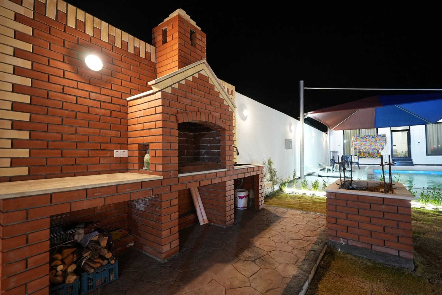 شاليه هلا وغلا 🏀🎢🎆
■غرفتين نوم وصالة ومطبخ وصحيات 
■مسبح للكبار 
■مسبح للصغار 
■العاب للصغار وللكبار 
■حديقة كبيرة  
■ادواة للشواء ومكان شوي كامل 
■جلسات خارجية 
■كراج داخلي 
■كهرباء ع مدار 24 ساعة 
■انترنت مجاني مفتوح 

■يرجى الالتزام بالشروط :
●ممنوع التأجير المختلط للشباب والبنات 
●ممنوع ادخال الخمور ومكبرات صوت الموسيقى 
●اذا كانت عائلة سيتم التأكد من رقم الهوية العائلي 
●غير مسؤولين عن اي حادث عرضي او غرق  
●يرجى المحافظة على نظافة المكان والممتلكات
● في حال عدم الالتزام بالشروط اعلى سيلغى الحجز ولا يسترجع المبلغ المدفوع.
 
الشفت الصباحي 8 صباحاً إلى 6 مساءاً السعر 150 الف 
الشفت المسائي من 8 مساءاً إلى 6 صباحاً 
السعر 150 الف 
اليوم الكامل من 8 صباحاً إلى اليوم الثاني 6 صباحاً
السعر 300 الف 
ايام الخميس والجمعه 
سيكون سعر الشفت 200 الف 
للاتصال *********** 
العنوان بغداد الراشدية قرب الجزيرة السياحية
