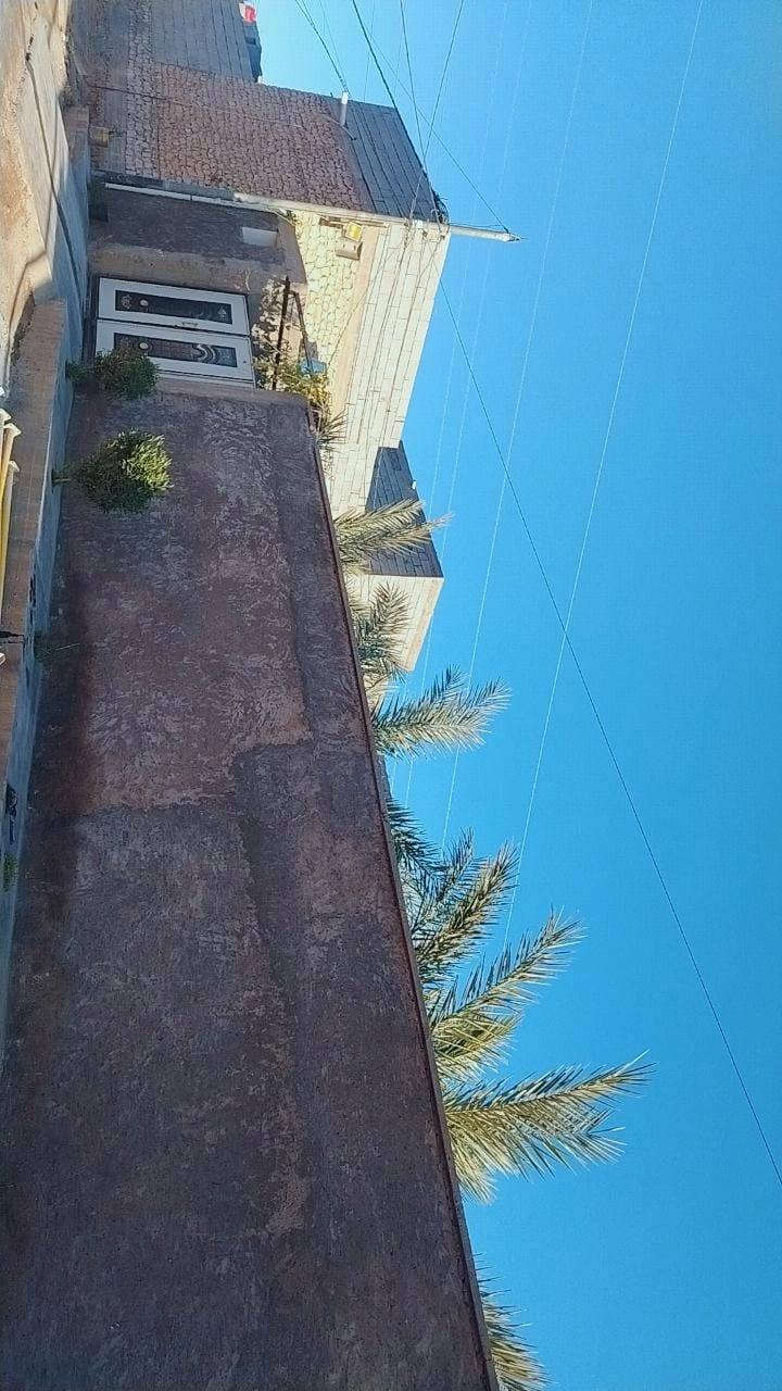 سلام عليكم ..للبيع بيت. بناء جديد المساحه الكليه 450م. ومساحه البناء 250م.مكانه هيت حي امينه  متكون من غرفتين وصاله ومطبخ وكندور وطابق الثاني فقط بيتونه ..ماشين بمعامله الطابو ..بي اوراق مي وكهرباء وشارع تبليط ..السعر 65)) وبي مجال للاتصال ***********
