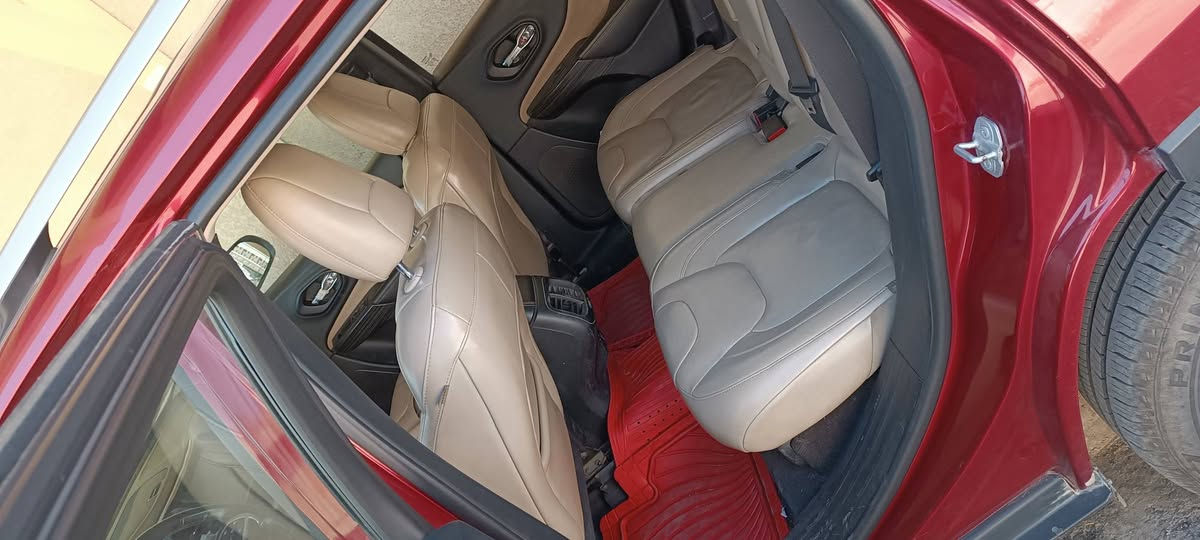 السلام عليكم
جيب شيروكي بزون 2017 
حادثهه جاملغ وبنيد 
تحكم ستيرن
كشن كهرباء 
فتحت سقف
6 سلندر 
دواخل كريمي 
تخم تاير جديد
سنويه ل 2030
تحويل مباشر 
سياره جديده ونظيفه 
للتواصل 
***********
