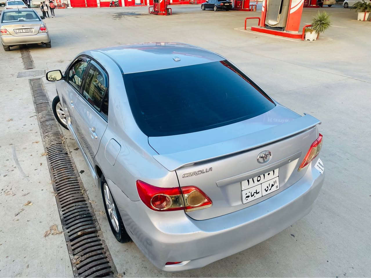 كرؤلامؤديل 2010
مه كينه گه وره 
گيرومه كينه به شه رت
سه ياره كه جوانوپاك ماوه ته وه كال بونه وه ي نيه
٣پاره چه بؤياخي هه يه
به بي ئه وه ي ناوي گرت بي
پيشو پشتي كه پسه 
ته حويلو خرامه به شه رت
نرخي خوار بازار
***********
*********** رانية, السليمانية
