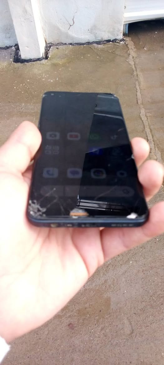 السلام عليكم جهاز ريدمي  الذاكرة 256
فقط بي هاذا الخط بالشاشه مثل ماواضح بالصوره يتبدل شاشه يرجع طبيعي الجهاز 
السعر 80 بي مجال الشراي يتصل ع الرقم ***********
