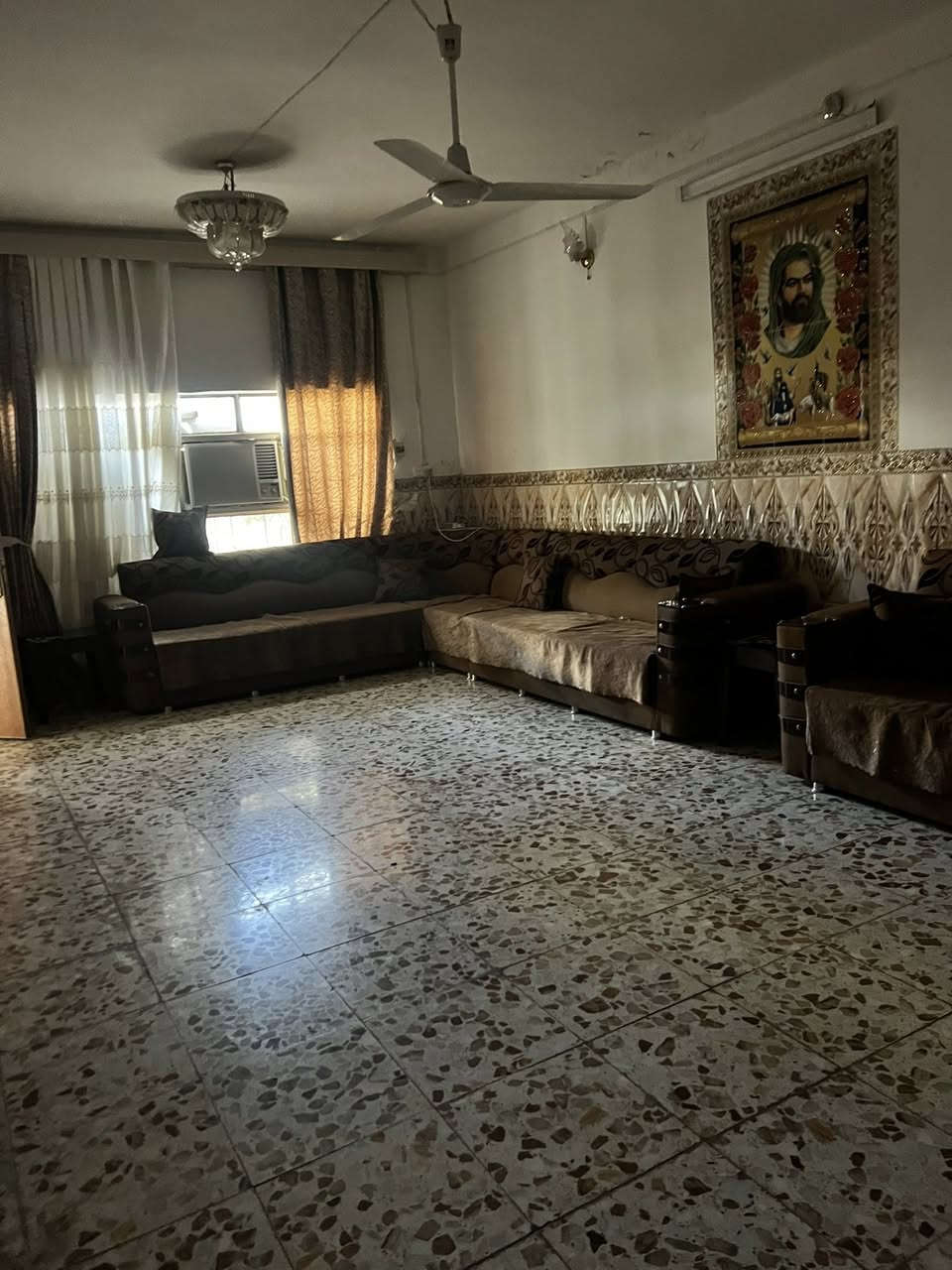 السلام عليكم بيت المساحه الكليه (٣٣٢) م (طابو صرف )بالسند ٢٧٣ م
تفاصيل البيت /حديقة خارجية _٣ غرف نوم _صاله_استقبال _مطبخ _صحيات داخلية وخارجيه البيت نضيف جدا موقع حلو مرتب خدمات متكاملة مدارس مي كهرباء مجاري تبليط جميع الخدمات متوفره
العنوان /طوريج شارع نضوري 
الاستفسار /***********
