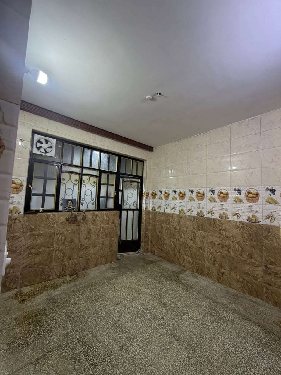 السلام عليكم
بيت للايجار مساحه 50متر 3طوابق 
يتكون من مطبخ وصاله وصحيات ومنور 
الطابق الثاني غرفتين نوم كامل من جميع النواحي 
سخان معه صحيات كامله وصبغ جديد وسجج بردات 
بس جيب الغراظ وكعد للستفسار ***********
