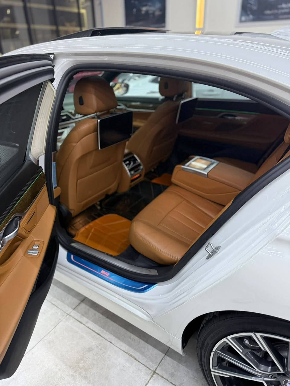 سلام عليكم
BMW 740Ll

2018

وكلات العروش 

مكفوله كفاله ￼عامه

مغلف PPF

‏ماشي 72 كيلو 

موصفات فول 1/1

شاشات امامي خلفي

بردات

‏حساسات امامي خلفي

‏خمس كاميرات

‏ كشنات قرميد

بعد بيه مواصفات هواي 

السعر 363$

رقم الهاتف ***********

￼
