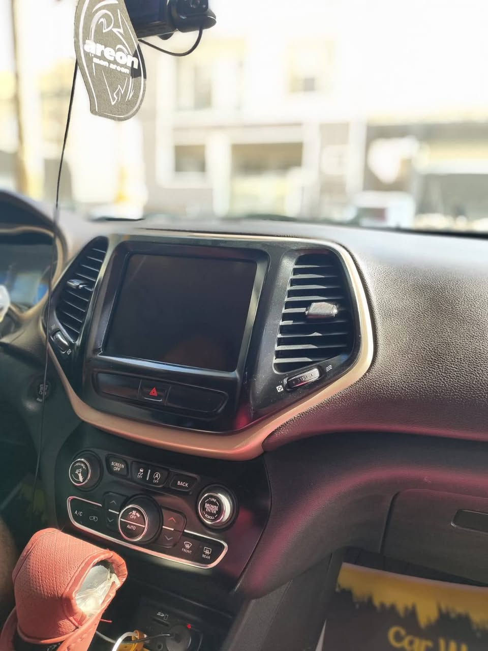 جيب شيروكي بزون جديده وحلوه معنى الكلمه وجاهزه للأخير ربع ماتصرف عليه مكينه وگير شرط موديل 16مكينه 6 سلندررر
المكان ناصريه السعر120 وبيها مجال قليل ***********
