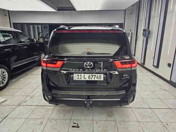 السلام عليكم 
للبيع تويوتا لاندكروزر 
موديل 2024 
VX لمتدد فول مواصفات 
بريم اصلي رادار امامي وتحديد مسار و5 كامرات وكراسي تدفئة وتبريد حتى الخلفيات والكراسي كلهن كهرباء حتى ال7 راكب هم كهرباء وكرسي السايق  خزن ميموري وبقية المواصفات المعروفة باللمتدد الvx 
السيارة مغلفة PPF من جانت زيرو ضمان 15 سنة 
مكفولة كفالة عامة عدا ملاحظة جدا بسيطة 
ماشية 12 الف جديدة جدا بحالة الزيرو 
رقم بغداد الجديد وبأسمي تحويل مباشر 
السعر 800 وبيهة مجال 
***********
*********** بغداد
