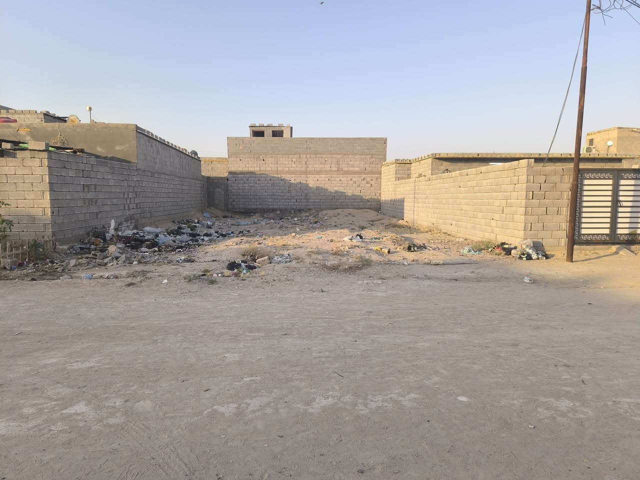 قطعه زراعي  بحي الحكيم ٢٥٠ متر ثالث فرع مو بعيده عن الشارع مكان هادي ومرتب ماي وكهرباء  كلشي يمه *********** بي واتساب
