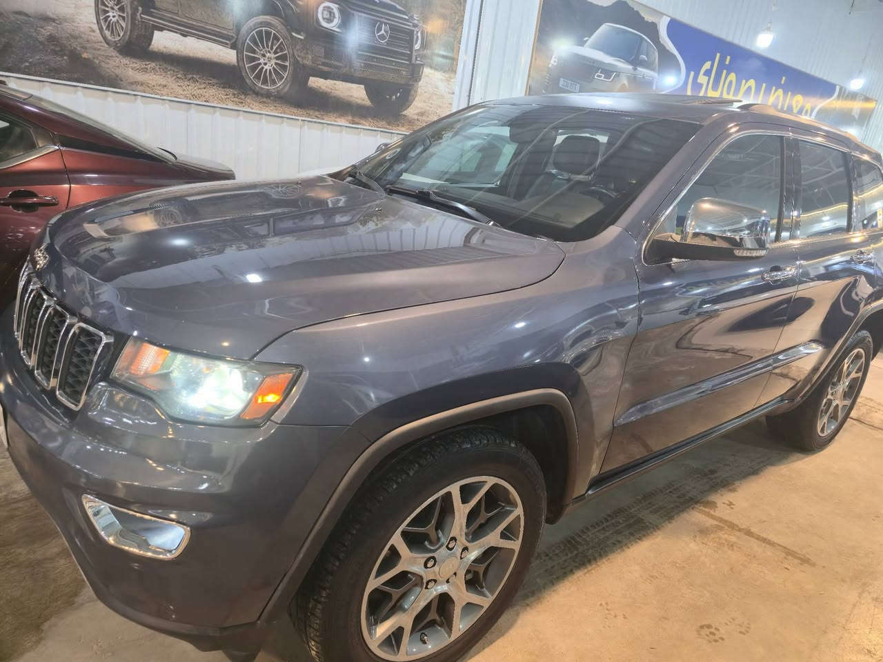 JEEP GRAND CHEROKY LIMTED PLUS  4*4  2021
السعر  280  $
اللون ازرق داكن
|المحرك :  . V6.  3.6L . 
العداد :  الف 56 الف ميل فقط
السياره مرقمه سليمانيه 
المواصفات
كشنات جلد
سقف بانوراما 
السياره دفع رباعي
كشنات هيتر وتبريد
رادار امامي مع مانع تصادم . 
* تحذير الخروج عن المسار . 
* تحذير النقطة عمياء ⚠ .
* نظام تحذير عند التقاطعات.     
* شاشه كبيره لمس كبير
* كاميرا خلفية. 
* المصابيح الأمامية زنون .
* دخول ذكي. 
* تشغيل عن بعد .
* الصندوق الخلفيي كهربائي .
* مقاعد السائق كهربائي .
* حساسات خلفية . 
* مكيف خلفي . 
* مانع تصادم خلفي .
* بلوتوث تلفون . 
* محدد سرعة . 
* نظام التشغيل والاطفاء الاوتوماتيكي 
* ايرباكاتها سليمه 100%
الشواصي والدواخل  مكفوله من الحادث
صبغ جاملغ سايق فقط 
العنوان كركوك
للاستفسار ***********
