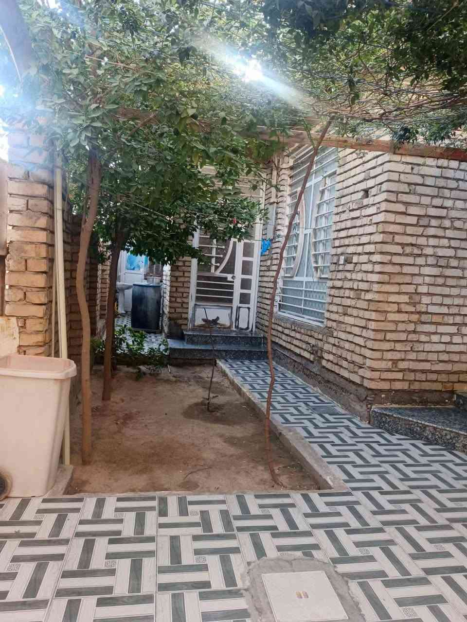 السلام عليكم .دار للبيع طابو زراعي سند 25 .العنوان الحمزة الغربي .الجمعيه الزراعي قريب على بيت ناطق الطريحي موقع مميز ...المساحه 200م الواجهة 15م ونص... يتكون من غرفتين نوم واستقبال وصاله واسعه ومطبخ حار وبارد وصحيات داخلية وخارجية .البيت نضيف جدا بناء حديث وجديد ..طابوق والسقف صب كونكريت .السعر 190 قابل للتفاوض .للشراء تفضل خاص او اتصل ب *********** بي واتساب
