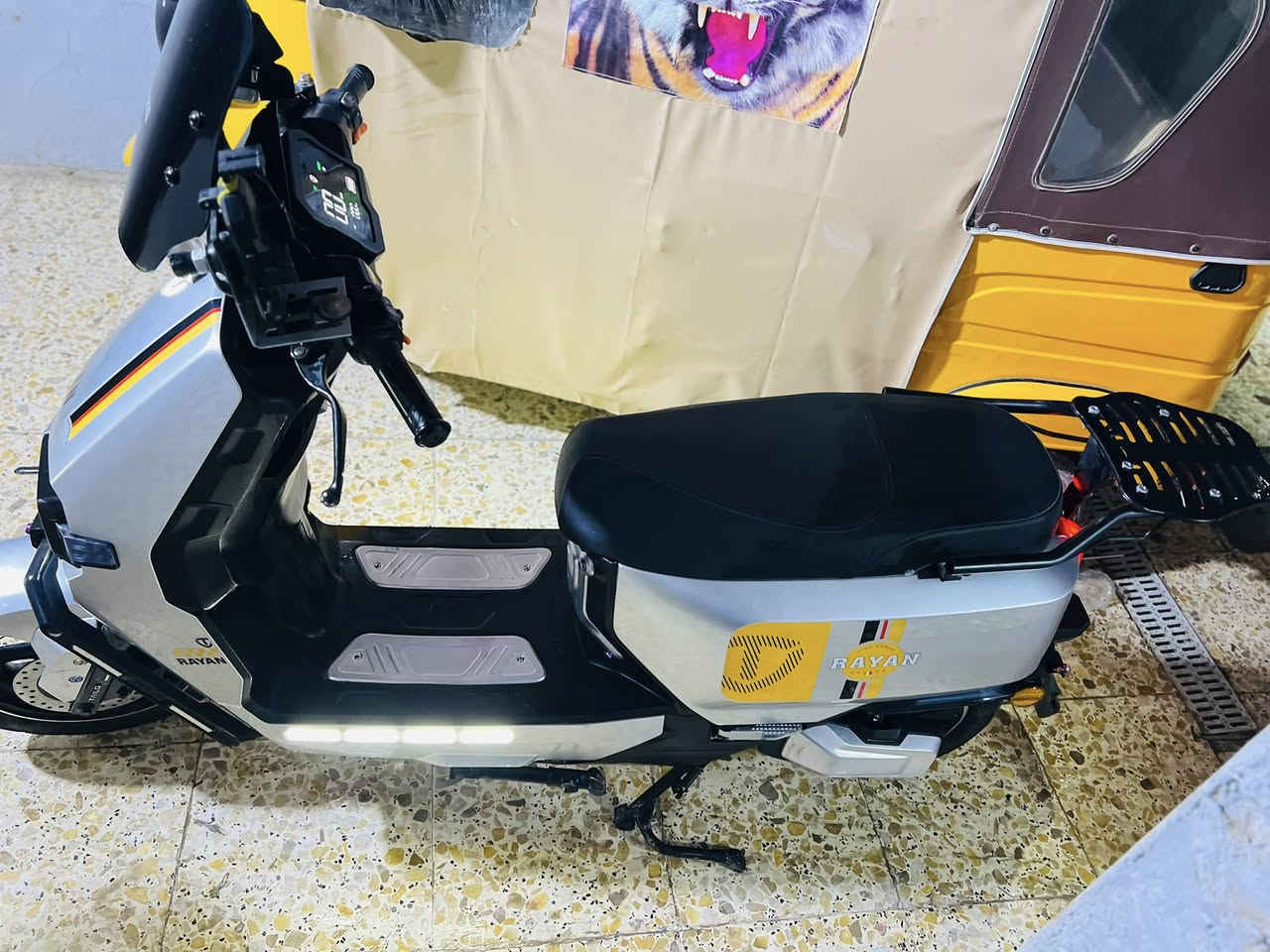 دراجة شحن ريان جديدة 6 بطارية
موديل 2025

جديده مامستخمها كللش قليل 

بطارية تهبط 

للاستفسار ***********
