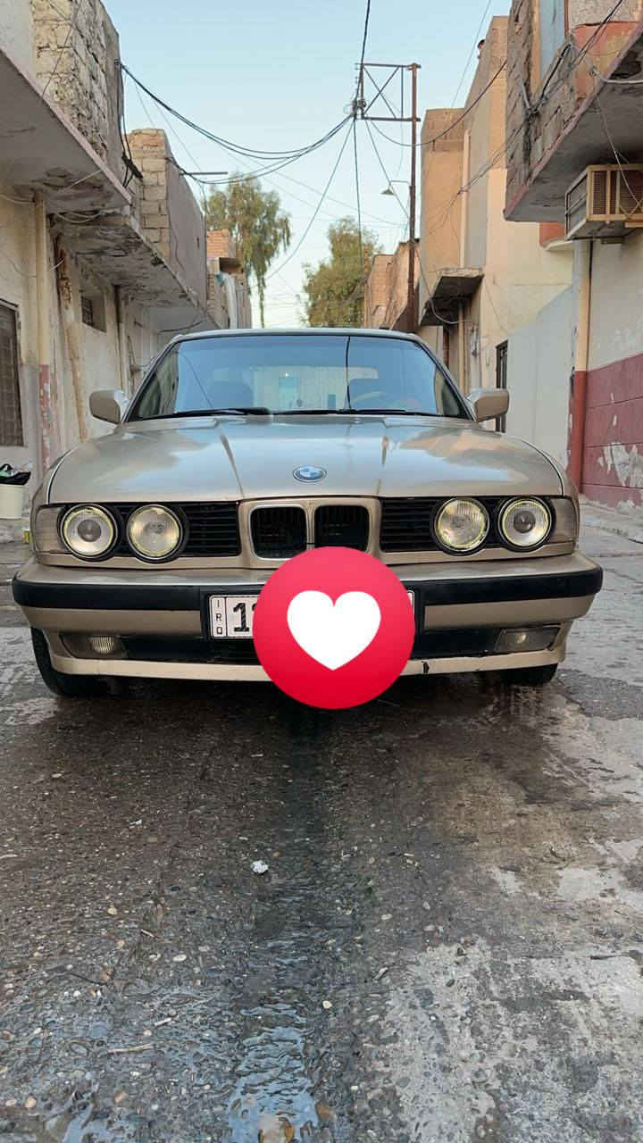 سلام عليكم بي ام 525 
موديل 91 
رقم مسطرة دولي 
كابون بانزين بيها 
 وكير عادي وكير ومكينة شرط
***********
