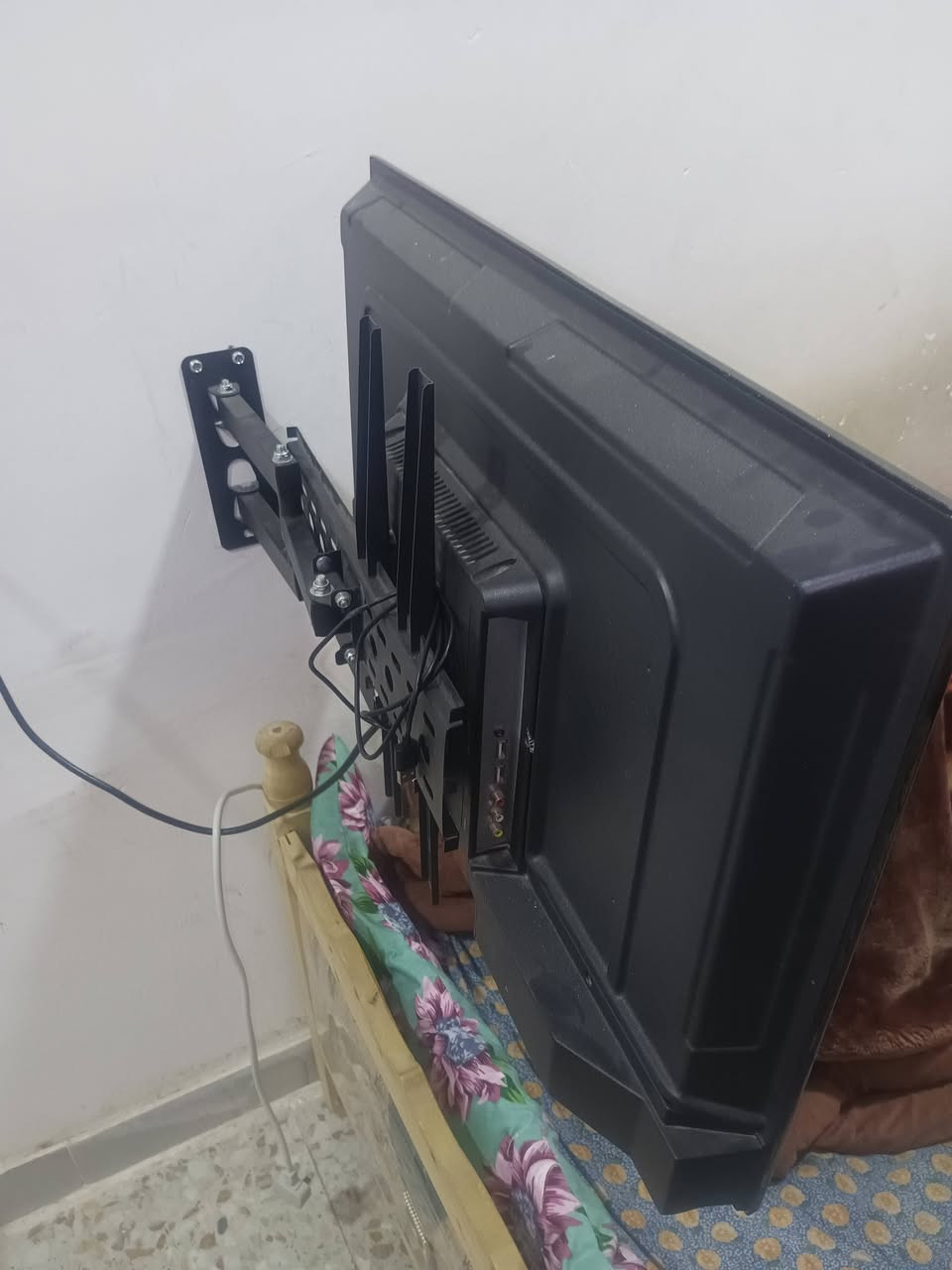 شاشه حجم 32 شاشه بيه نت و وياه استاند متحرك كامله مكمله للبيع ب85الف الله شاهد ما مستخدمه اهوي بعدهي جديد رقمي ***********
