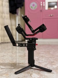 فرصة للمصورين المحترفين وصنّاع المحتوى.  متوفر DJI RS4 Pro بحالة ممتاز...