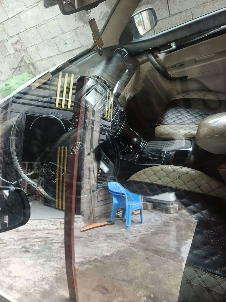 سلام عليكم سورنتو 2014فول مفوله ما عدا بانوراما مكفوله ما عدا جاملغ خلفي بارد بسيط شبر 4سلنتر للبيع او مراوس رقم تلفون ***********
