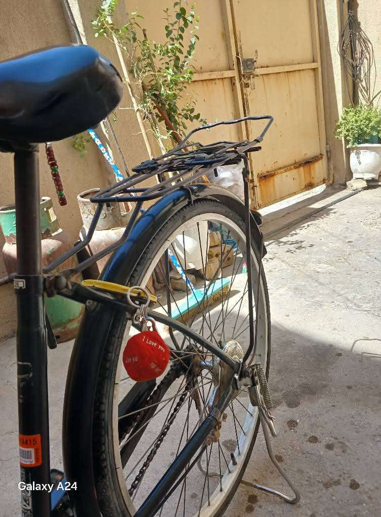 سلام عليكم بايسكل للبيع نضيف فول لون اسود لامع
نظافته/90 حجم ٢٦ ياباني اني نزلته حاويه للاستفسار 
*********** المسيب حي المعلمين الدوب
