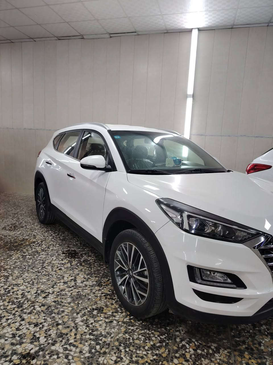 السلام عليكم✋
🚘توكسان خليجي موديل 2020
👌كفاله من الصبغ عدا شخط بسيط ب الباب
مواصفات👍
وكاله الكاصد  فول عدا البنوراماكراسي اماميه كهرباء شاشه سايدبريك ب الرجل حساسات كامله فول تحكم سترين ماشيه 80وقابله لزياده رقم بغداد انكليزي 
السعر💰
190وبيهه مجال لتفاوض
العنوان📍
بغداد الحبيبيه شارع المعارض معرض السند
لاستفسار☎️
***********
