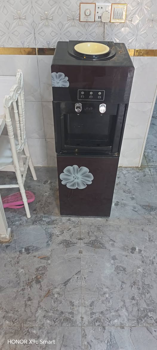 براد ماء للبيع نظيف كلش حار بارد وثلاجه كامل  بسعر ٦٥ الف للتواصل *********** المكان الناصريه الاسكان الصناعي
