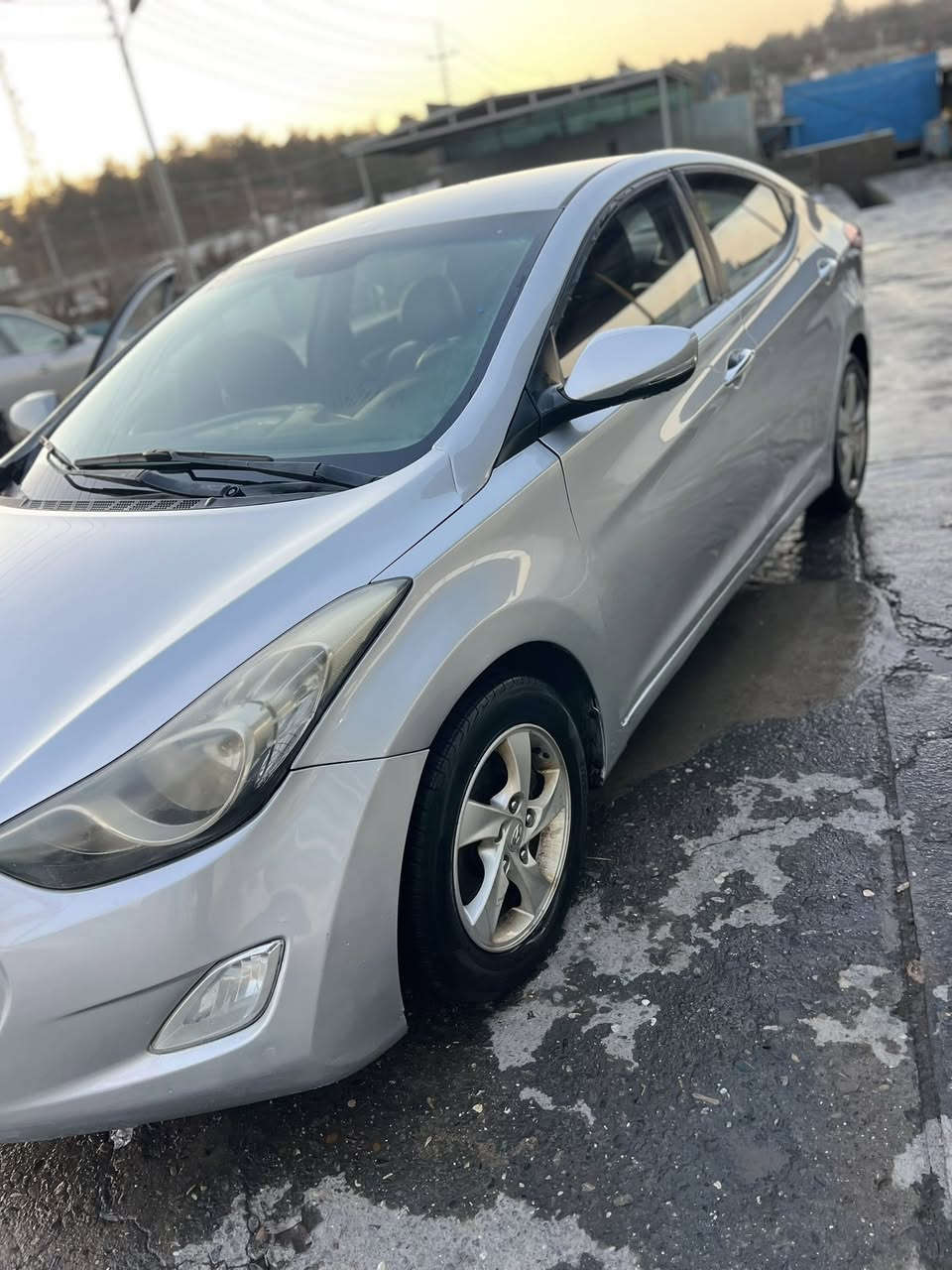 هؤندا ئافانتي دمار٢٠١١
فوله به س سلايت نيه 
ئيكؤيه 
چركه ي تيدانيه 
گيرومكينه به شت رتي ١٠ فيته ر 
توندو به نده چركه ي تيدانيه
براوه يه ي دوبه يه 
سه قفي به شه رته 
هيچي نه گؤراوه
ليدراني نيه هيچ نوكه ده رزي پيوه نيه 
خايسي نيه بني له سه ره وه جوانتره 
شوين قلادزي 
***********
