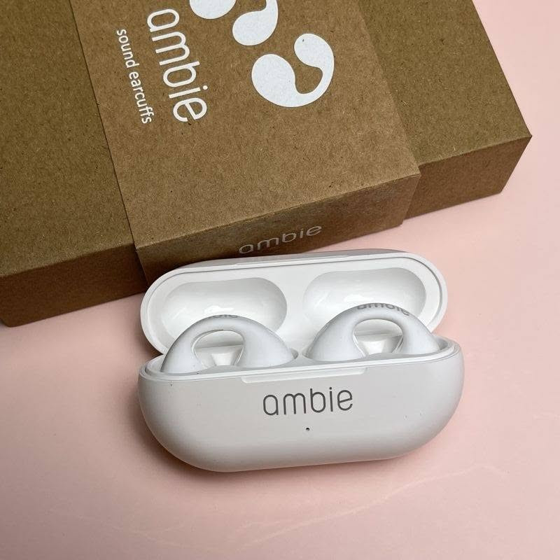 المنطقة المحددة تعرض سماعات الأذن اللاسلكية Ambie Sound Earcuffs باللون الأبيض، وهي سماعات مبتكرة مصممة بهيكل مفتوح يلتف حول غضروف الأذن كالأقراط دون سد قنوات الأذن. [1, 2]
#الميزات_والمواصفات_الأساسية:

#التصميم_المفتوح (Open-Ear): يمنحك الراحة التامة ويقلل تراكم العرق، مع إبقائك على دراية كاملة بالأصوات المحيطة أثناء المشي أو ممارسة الرياضة.

#تقنية_الصوت: تعتمد على توصيل الهواء الموجه لتوجيه الصوت مباشرة إلى داخل الأذن مع تقليل تسريب الصوت للمحيطين.

#البطارية: تمنحك مدة تشغيل تصل إلى حوالي 6 ساعات متواصلة للشحنة الواحدة.

#الاتصال: تدعم تقنية البلوتوث اللاسلكية للاقتران السلس بالهواتف الذكية والأجهزة اللوحية. 

#توجد خدمة توصيل للمحافظات كافة.


**إذا كنت صاحب هذا الإعلان وتريد حذفه لأي سبب، رجاءا أرسل رسالة إلى الدعم الفني**