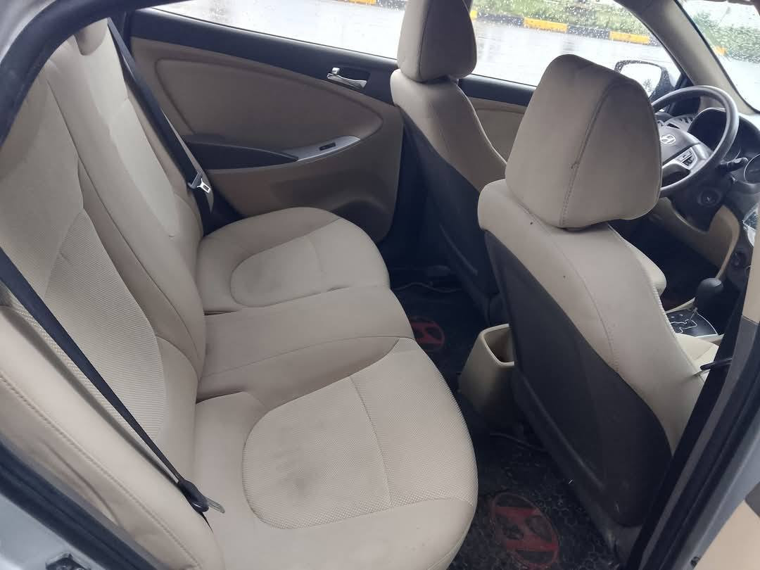 سلام عليكم 
اكسنت موديل ٢٠١٤خليجي 
مكينه ١٦٠٠ قطرتين 
ماشيه ٩٥كم 
بيها ضرر قطعتين باب السايق وجاملغ ضربه خفيفه 
حداديه نص عمر 
السياره خير من الله باقي التفاصيل موضحه شوف عينك الصور 
للتواصل *********** مكان السياره كربلاء. 
السعر ٩٢$وبيها مجال بسيط حك الجيه
