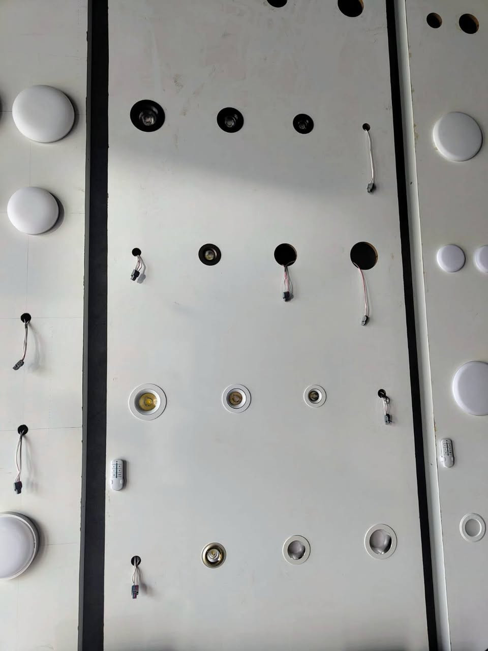 السلام عليكم ديكور محل كهربائيات للبيع كامل و نضيف 
(الالواح عدد 10)
طول 360
العرض 120
(الفاترينات)
الطول 360
العرض 80
النزال 30
تحتوي على بابين خزن فوك و جوة
المكان بابل المركز
للاستفسار  ***********
