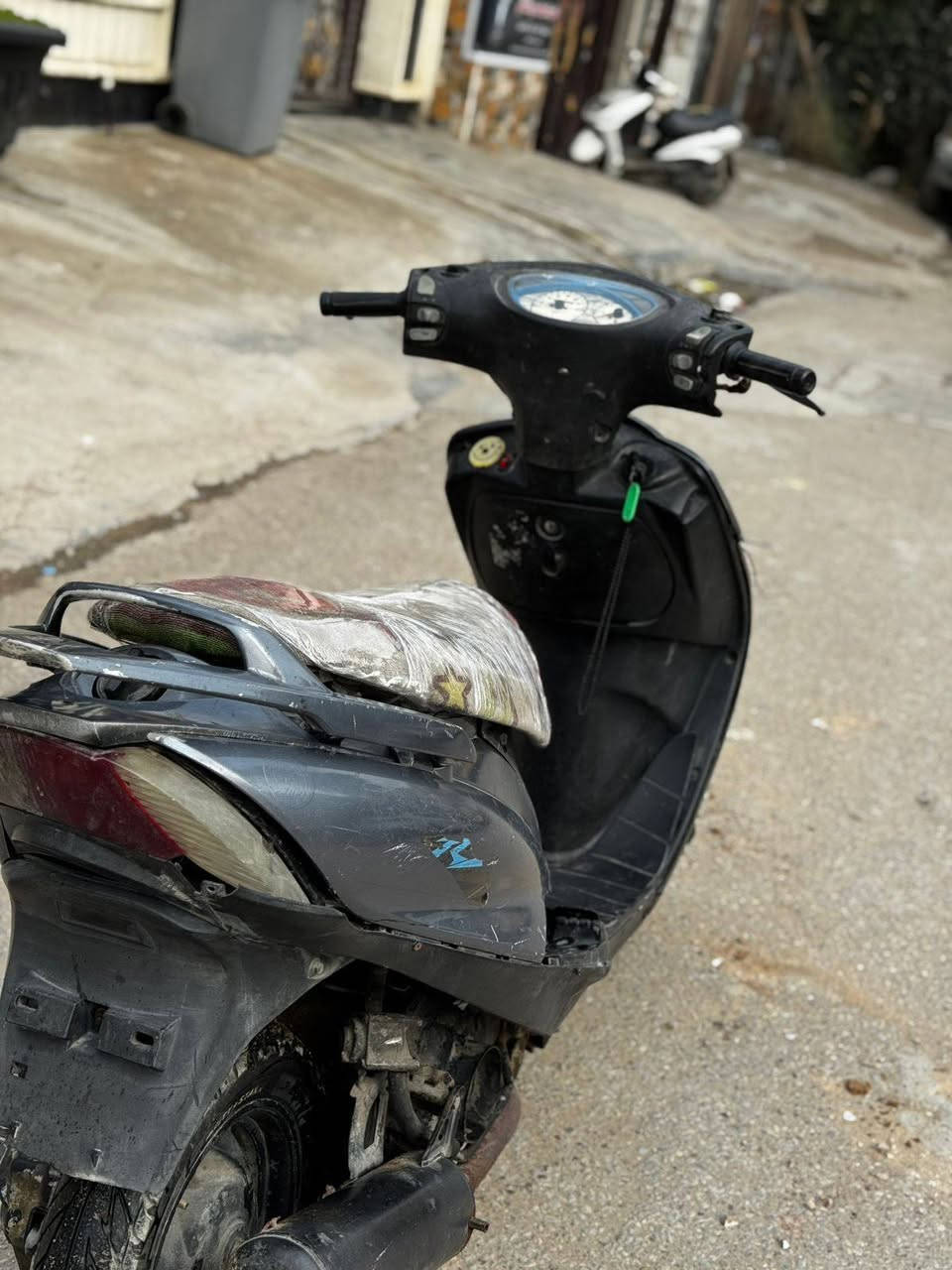 سلام عليكم شباب عندي هاي الدراجه ماكس 140ثعلب للبيع الدراجه خير من الله كهربائيات شغاله السعر 225وبيهه مجال عنوان حي اور الشعب رقم الهاتف ***********
