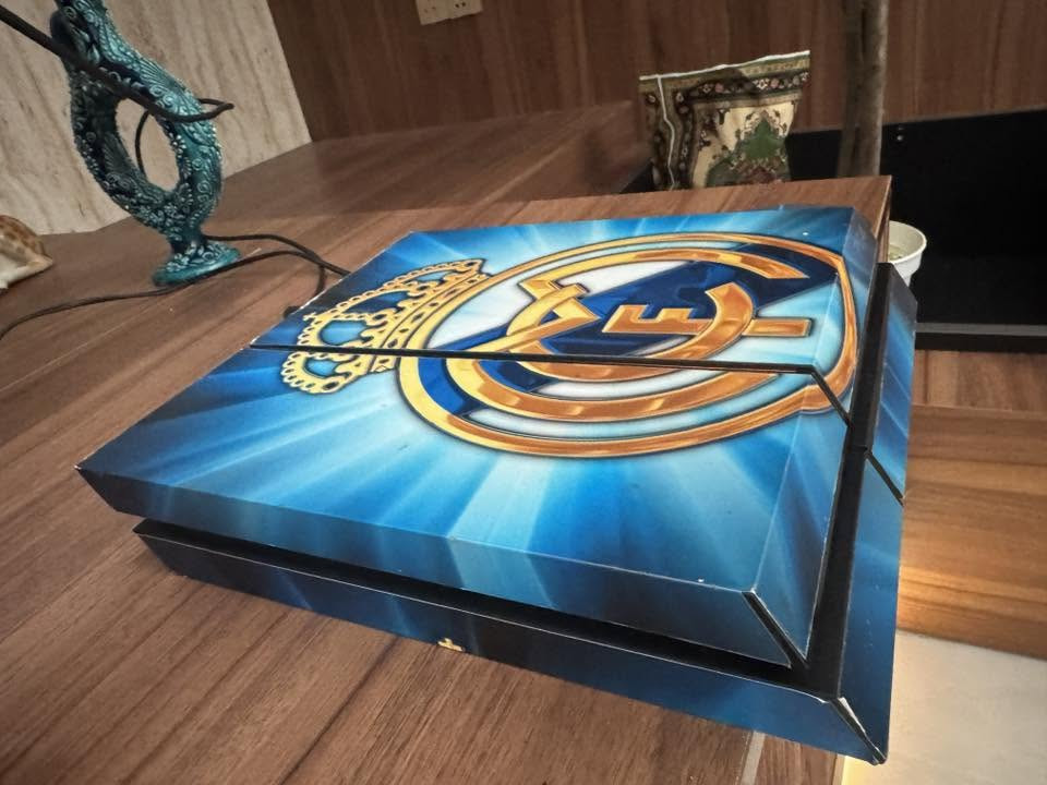 بلي فور فات اول نسخة نظيف جداً اول ماخذته غلفته  كامل ملحقاته ماعدا الجوستك ويا ذني لعبتين مكاني بغداد ب١٧٥ الف وبي مجال قليل
***********
