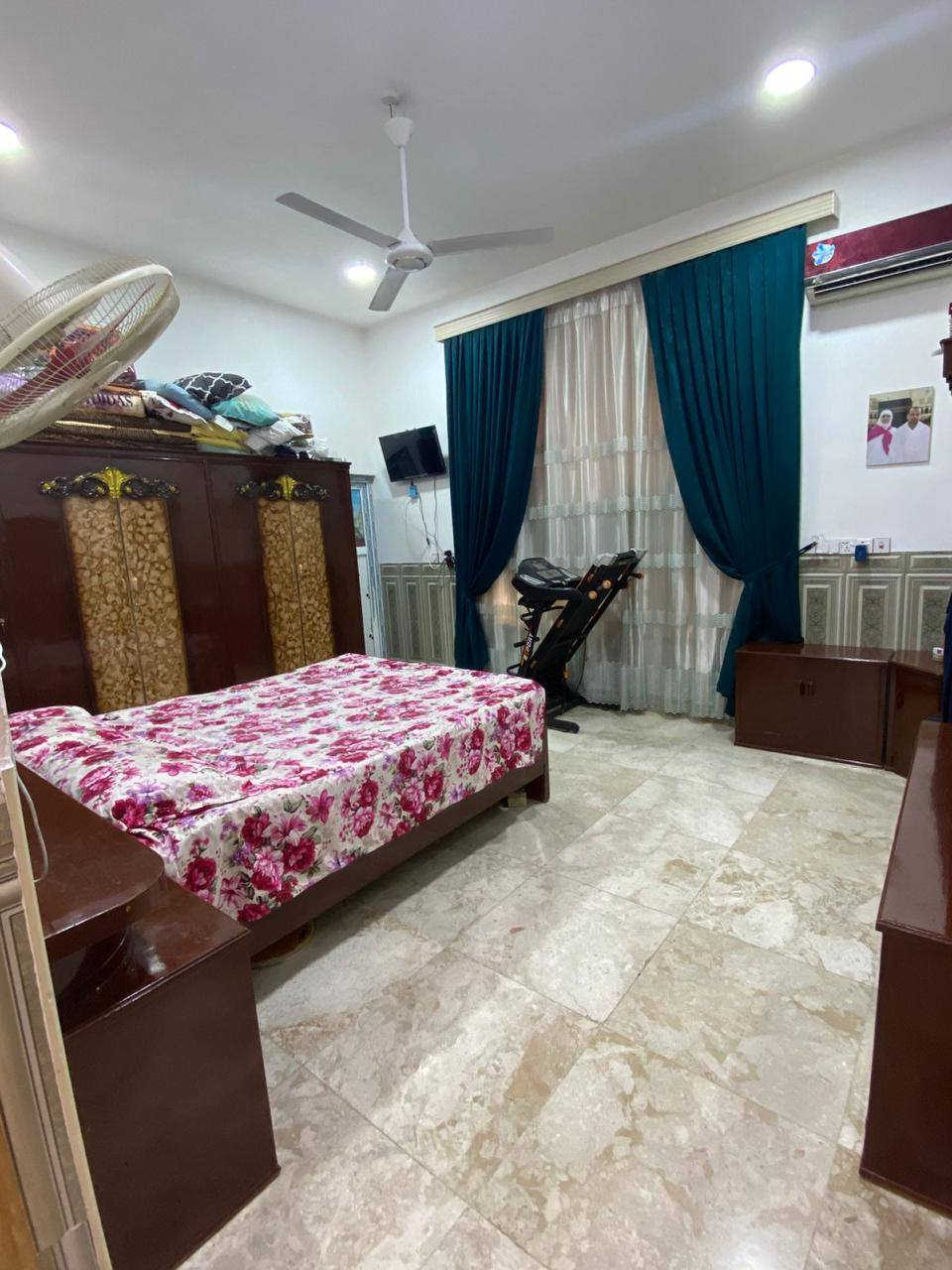 سلام عليكم 
بيت مساحته ٣٠٠ م بناء حديث ٢٠٢٢ 
بابل حله  طهمازيه على شارع شريفه بنت الحسن ع العام قرب مؤسسه اهل البيت 
البيت طابقين ومرمر الطابق الاول والثاني والسيراميك اسباني 
لباقي التفاصيل اتصل على الرقم 
*********** واتساب 
***********
