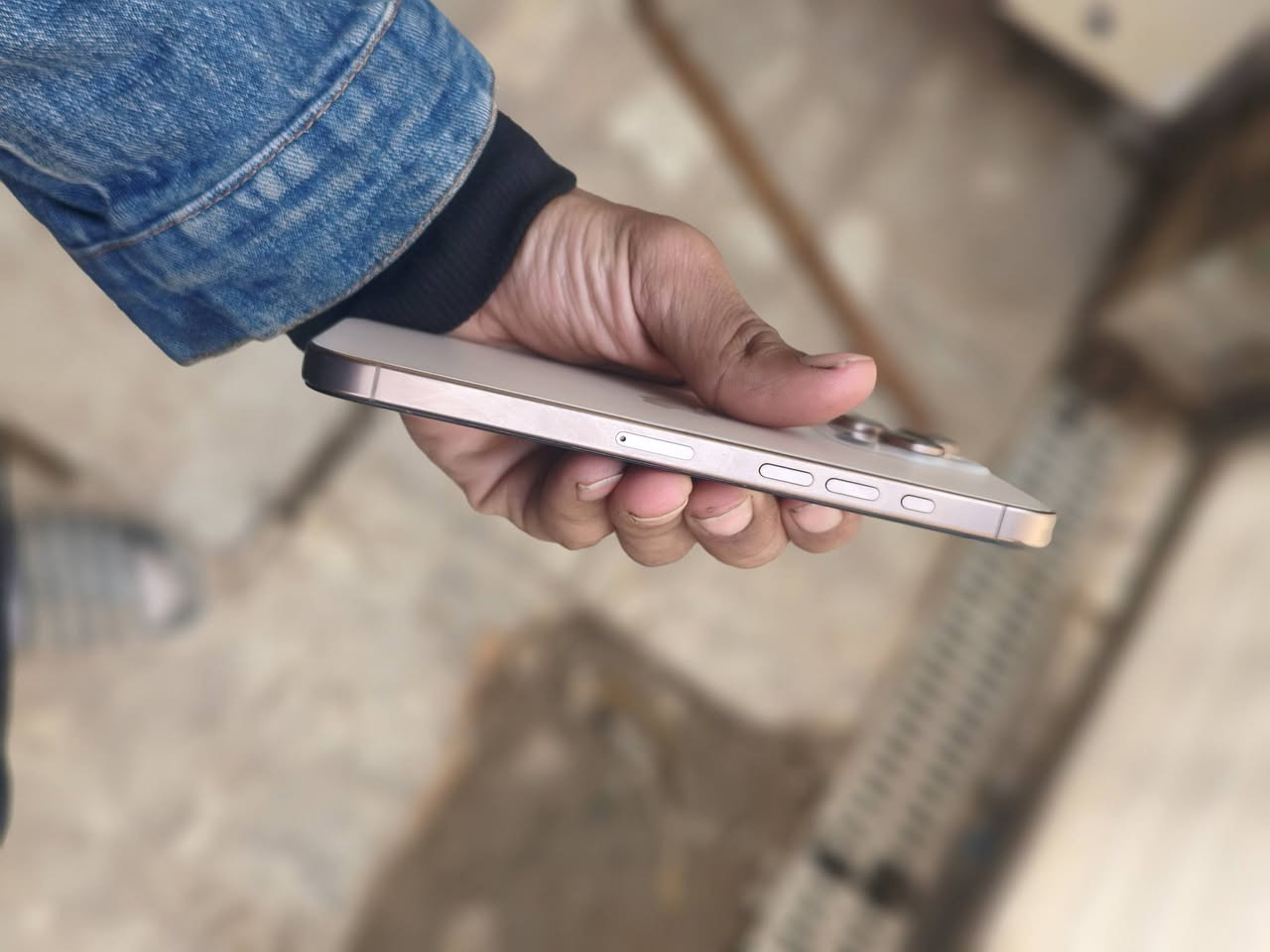 سلام عليكم ايفون 16 برو ماكس للبيع او مراوس الجاهز مقفول ايكلود وينفتح تخطي ومبدل شاشه وبورد وبطاريه وشاشته تعلك مدري شبيها هوه من انقفل كامت تعلك
سعر خاص ***********
