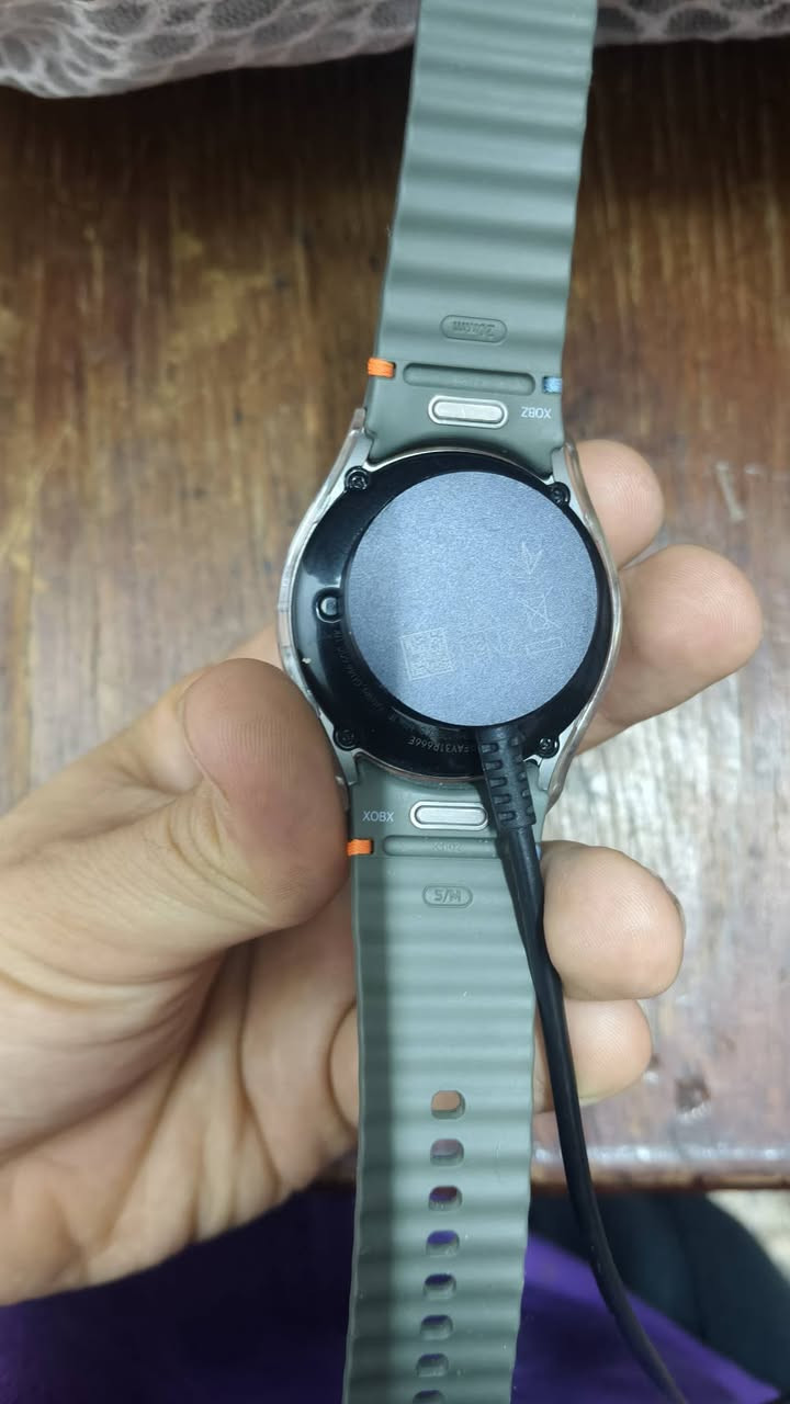 السلام عليكم ساهه سامسونك 7 قطر 40 كاملة مع العلبه اخت الجديدة استخدام خلال شهرين بس 4مرات مع سير جلد جديد *********** واتساب
