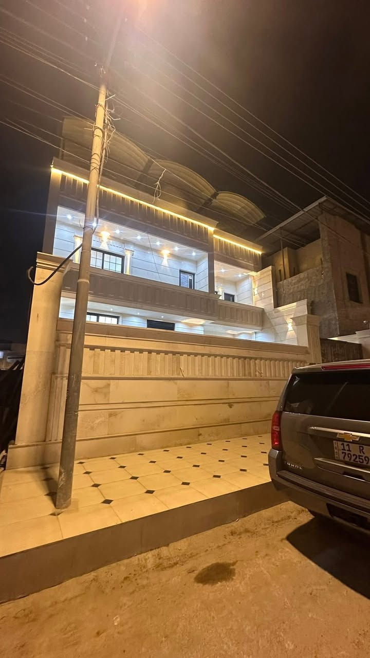 بيت للبيع بمنطقة الخربطليه الجديده قرب جامعة الكنوز العيادات الطبيه مساحه 252+12 متر فظله بناء جديد درجه اولى ثلاث طوابق يحتوي على 8 غرف + غرفة طعام واستقبال وحديقة داخلية وخارجيه شارع 15 متر يصلح سكن او مشروع تجاري مدرسه او روضه او مجمع طبي للتواصل ***********
