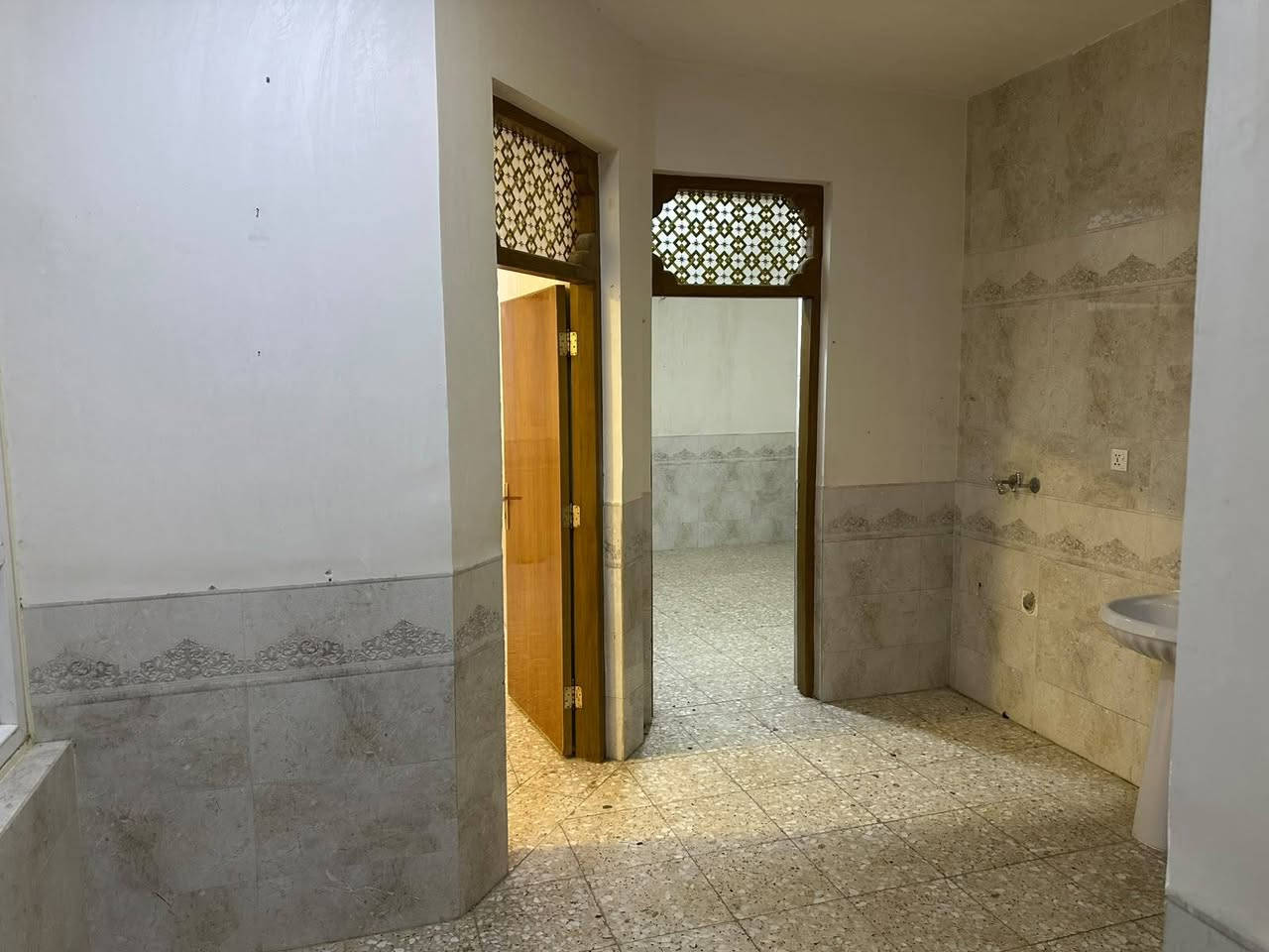 شقه في الطابق الثاني تحتوي على
غرفتين او استقبال او صاله او مطبخ مع سطح كبير  نظيفه جدا الإيجار .العنوان حي العسكري/ الضباط/ قرب شارع ٣٠ ودكتور مثنى .للمهتمين الاتصال على الرقم التالي  .سعر الإيجار(٣٥٠)
***********
ابو احمد .
