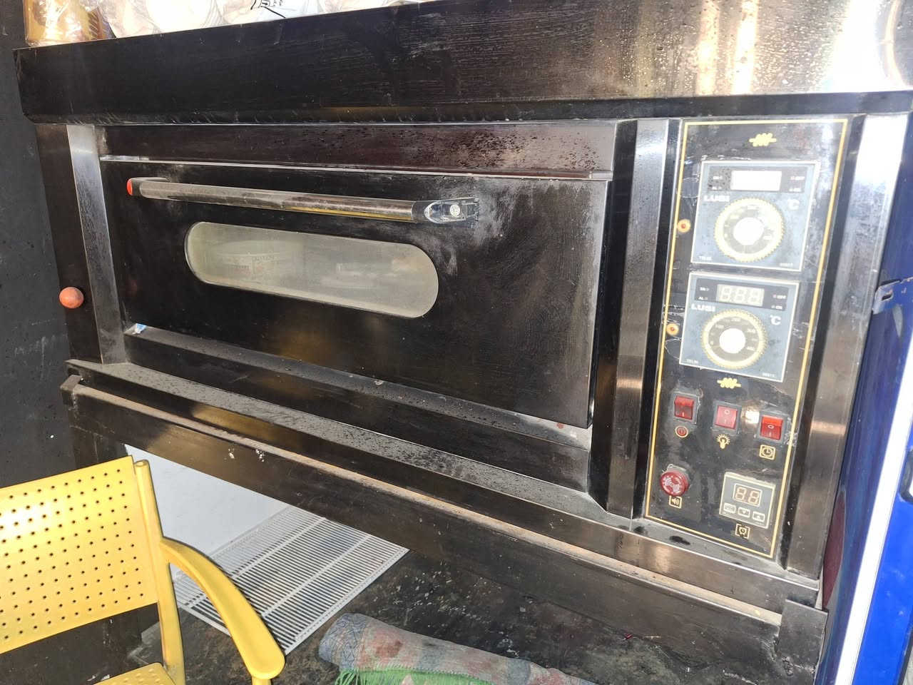 #للبيع 
فرن كهربائي الداخل حجر نظيف جداً أستعمال شي قليل مع ميز حديد تسكام يحمله
للأتصال ***********
