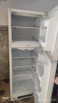 للبيع ثلاجه 11 قدم شغاله مابيه اي عطل السعر 200 بيه مجال 07827313176