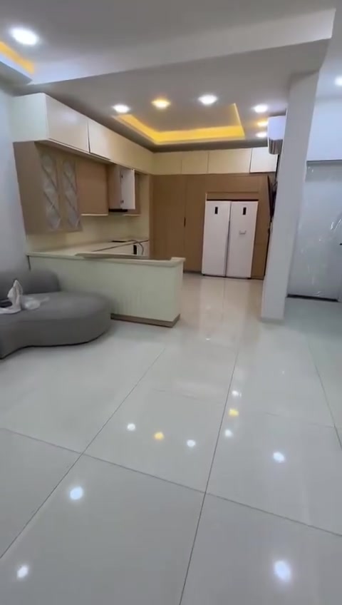 بيت للبيع القطاع مقابيل الحديقة 180 متر واجه 9 نزال 20 طابقين ونص الطابق الاول غرفة وحده الطابق الثاني سويتات عدد 2 كل سويت يحتوي على غرفتين ومطبخ وحمام الطابق الثالث غرفتين السعر 600 وبي مجال الاستفسار ***********
