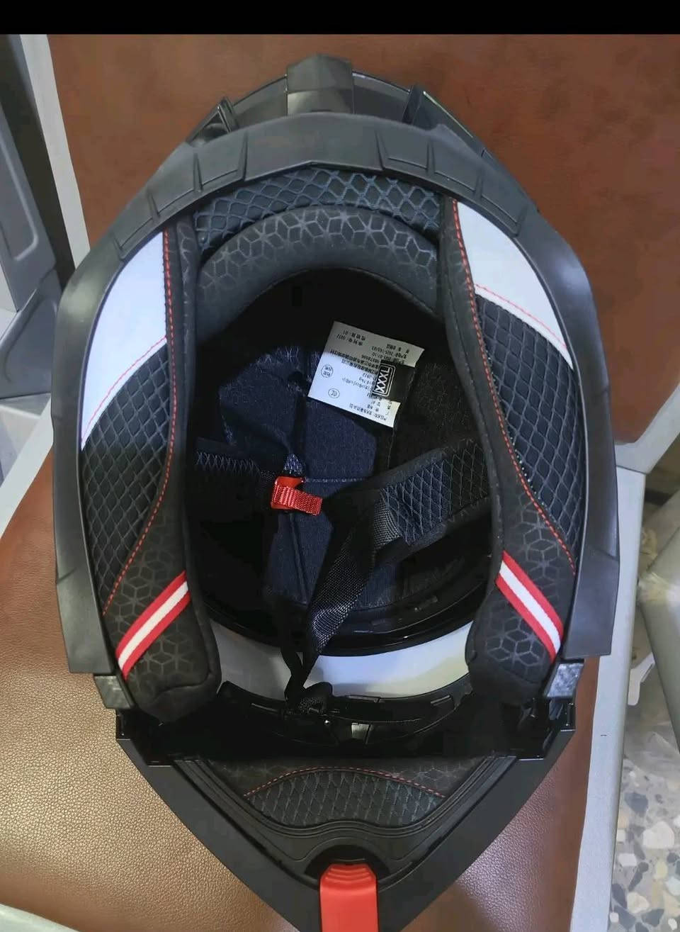 خوذة دراجة نارية كاملة الوجه من طراز Sagique. 
تغطية كاملة للوجه لمزيد من الأمان.

تتميز بخاصية مقاومة الخدش (Anti-Scratch).

مصنوعة من مواد خفيفة ومتينة.

تحتوي على نظام تهوية متطور لراحة السائق.

مزودة ببطانة ناعمة قابلة للإزالة والغسل سعر. 85


**إذا كنت صاحب هذا الإعلان وتريد حذفه لأي سبب، رجاءا أرسل رسالة إلى الدعم الفني**