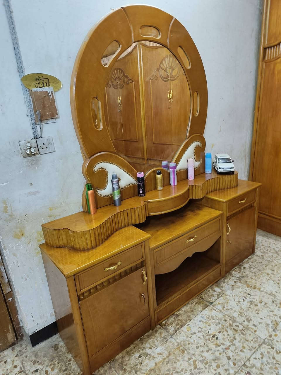 غرفة نوم للبيع مع الدوشك تسكام صاج داخل وخارج ضهر جرجوبة مابيها اي ضرر مكاني حلة شارع 80 قرب مدينة ألعاب ارض بابل ***********
